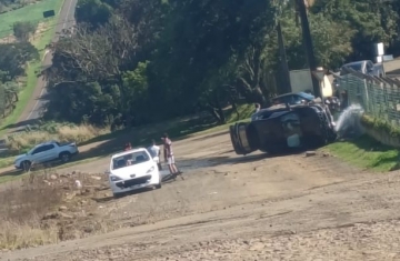 Guaraniaçu – Veículo capota na BR 277 e ocupantes ficam feridas