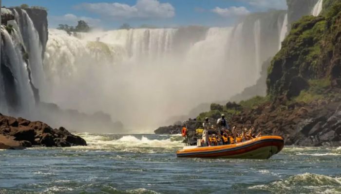 © Macuco Safari/Divulgação Holandês morre durante passeio de barco nas Cataratas do Iguaçu