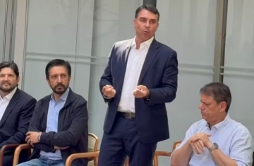Flávio Bolsonaro diz que respeita decisão do PP sobre Tereza Cristina e que seguirá buscando vice: 'Até dia 5 tudo pode acontecer'