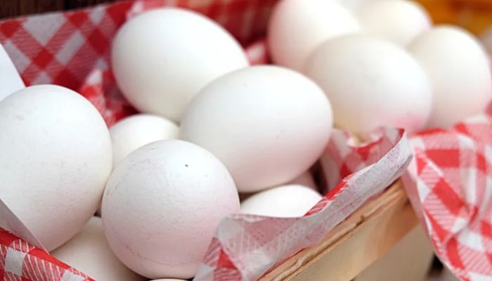 Ovos devem ser guardados na geladeira ou em temperatura ambiente? Entenda o que diz nutricionista