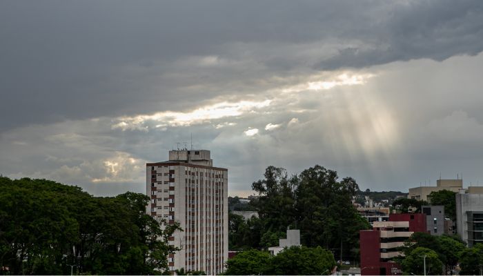 Foto : Roberto Dziura Jr/AEN Depois de tempestades em várias regiões temperaturas começam a subir no Paraná
