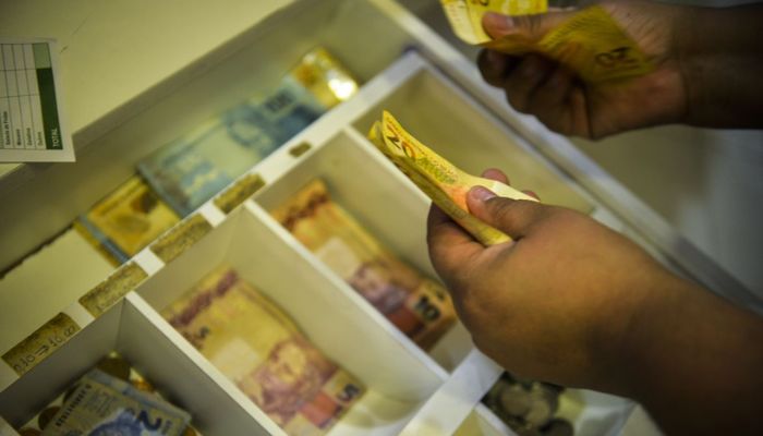 © Marcello Casal JrAgência Brasil Trabalhadores nascidos em novembro e dezembro recebem abono salarial