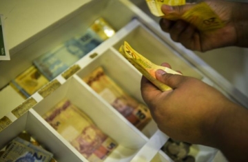 Trabalhadores nascidos em novembro e dezembro recebem abono salarial