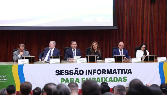 © Luiz Roberto/TSE Presidente do TSE defende urna eletrônica em reunião com embaixadores