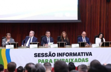 Presidente do TSE defende urna eletrônica em reunião com embaixadores