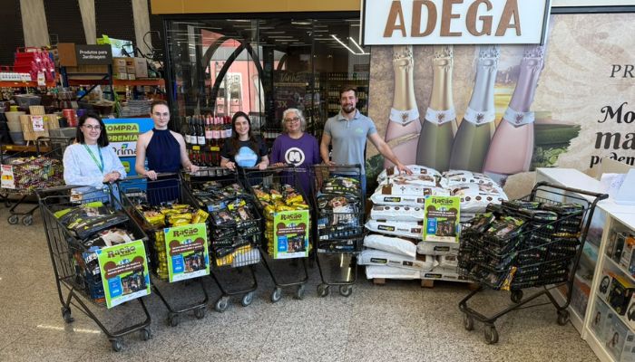 Uma tonelada de amor: comunidade dobra doações e alimenta animais carentes