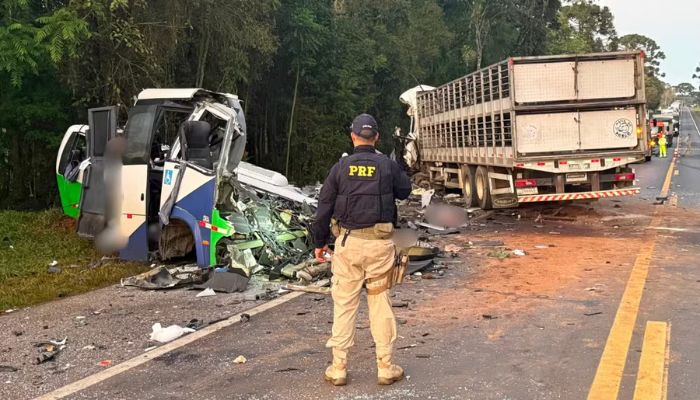 Acidente entre micro-ônibus e carreta deixa 23 mortos e cinco feridos no Paraná