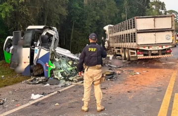Acidente entre micro-ônibus e carreta deixa 23 mortos e cinco feridos no Paraná