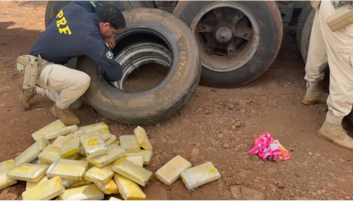 PRF apreende cocaína escondida em estepes de carreta em Cascavel