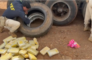 PRF apreende cocaína escondida em estepes de carreta em Cascavel