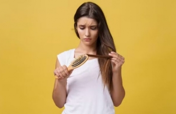 Quando a queda de cabelo deixa de ser normal? Veja os sinais de alerta