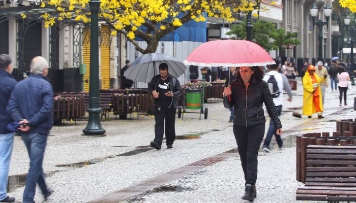 Tempestades seguem na terça-feira, dão trégua na quarta e retornam na quinta ao Paraná