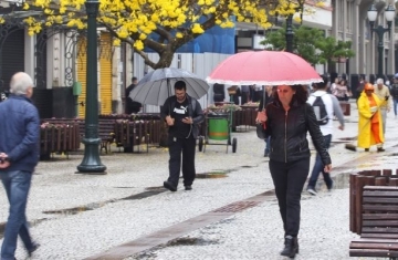 Tempestades seguem na terça-feira, dão trégua na quarta e retornam na quinta ao Paraná