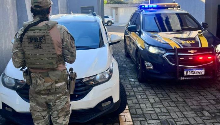 Nova Laranjeiras - PRF recupera carro roubado no Rio de Janeiro durante fiscalização