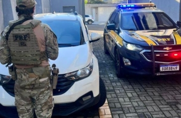 Nova Laranjeiras - PRF recupera carro roubado no Rio de Janeiro durante fiscalização