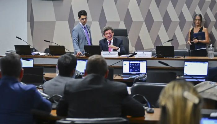 Ajustes no texto adiam votação da MP da "taxa das blusinhas"