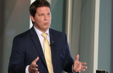 Dino cita risco de evasão e proíbe deputado Mario Frias de deixar país
