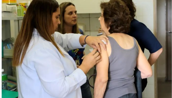 SUS amplia cobertura da vacina Pneumo 20 para maiores de 85 anos