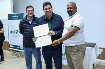 Gugu Bueno recebe homenagem do CREF-PR e renova compromissos com a Educação Física