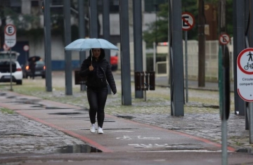 Semana terá chuva, frio e encerrará com sol no Paraná, prevê Simepar