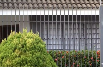 Cheiro forte e desaparecimento de americano fazem polícia encontrar corpo amarrado com fita adesiva dentro de casa, no Paraná