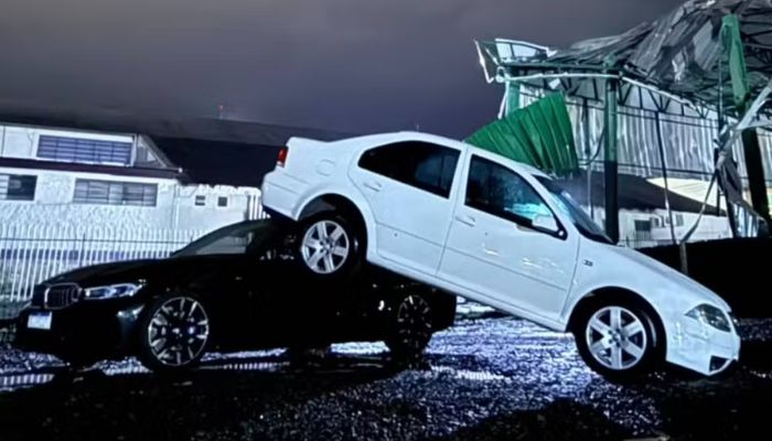 Com ventos de mais de 100 km/h, Paraná tem catedral destelhada e carro levantado durante tempestade