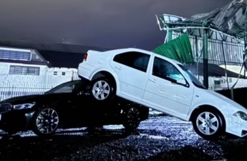 Com ventos de mais de 100 km/h, Paraná tem catedral destelhada e carro levantado durante tempestade