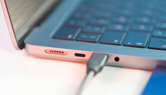 Deixar o notebook ligado na tomada o dia todo estraga a bateria?