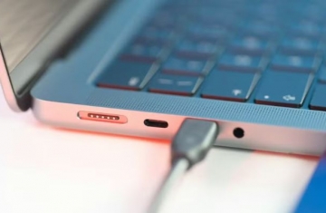 Deixar o notebook ligado na tomada o dia todo estraga a bateria?