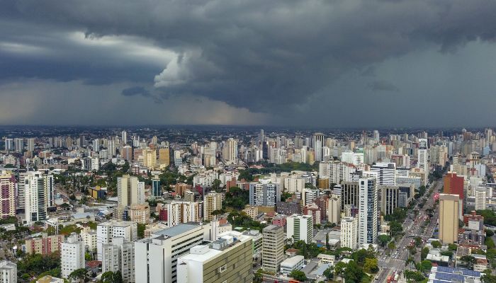 Frentes frias marcam o retorno de tempestades ao Paraná nesta semana, prevê Simepar