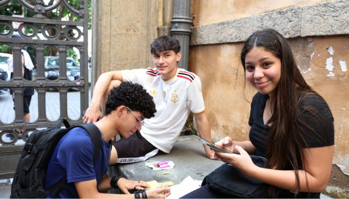 Menos numerosos em 2026, adolescentes exercem direito ao voto