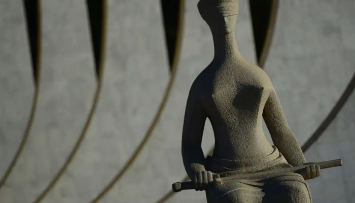 Homem é retirado do STF após tentar entrar dizendo ser "imperador"
