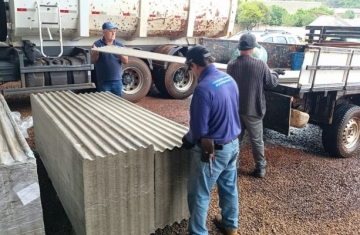 Campo Bonito - Governo Municipal realiza entrega de mais de 1.400 telhas para famílias atingidas pelo temporal