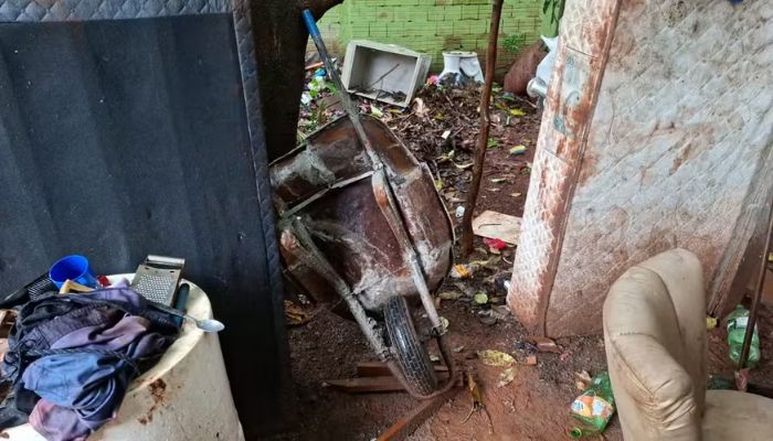 Homem é filmado carregando mulher desacordada dentro de saco de cal e a abandonando em rua do Paraná