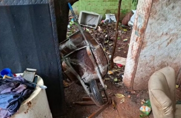 Homem é filmado carregando mulher desacordada dentro de saco de cal e a abandonando em rua do Paraná