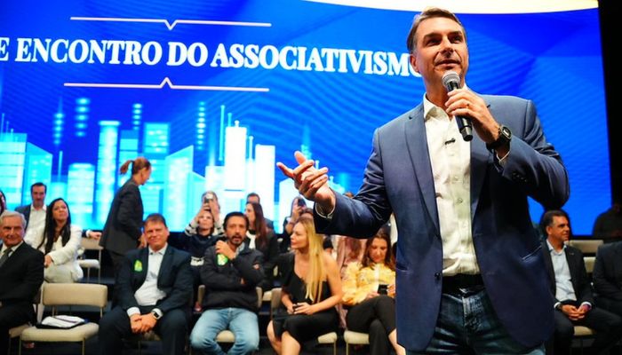 Flávio faz visita ao pai em prisão domiciliar e recebe apoios em SP