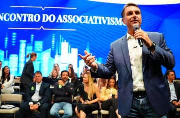 Flávio faz visita ao pai em prisão domiciliar e recebe apoios em SP