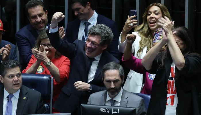 Senado aprova fim da escala 6x1 e redução da jornada de trabalho