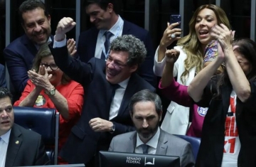 Senado aprova fim da escala 6x1 e redução da jornada de trabalho