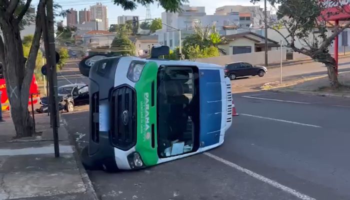 Van da Saúde de Nova Laranjeiras tomba após forte batida em Cascavel