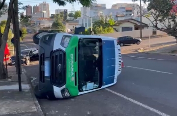 Van da Saúde de Nova Laranjeiras tomba após forte batida em Cascavel