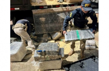 PRF apreende 2,6 ton de maconha durante fiscalização de freios em veículos de carga no Paraná