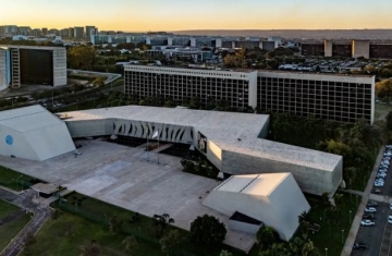 Ao TSE, Meta nega tratamento desigual entre candidaturas presidenciais