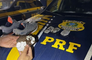 PRF apreende mais de meio quilo de haxixe escondido em calçados de passageiro na BR-369 em Campo Mourão (PR)