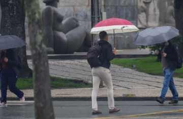 Volume de chuva pode chegar a 200 mm até domingo em cidades do Paraná