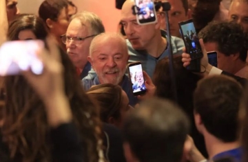 Lula agradece votos e diz que teve de vencer intromissão vinda de fora