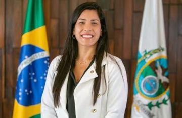Justiça proíbe deputada de incentivar demissão de opositores
