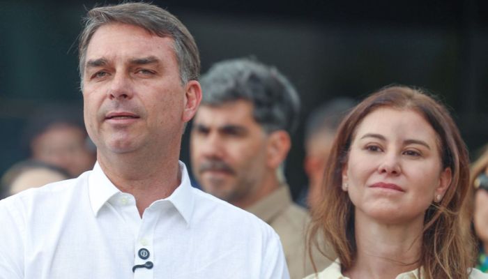 Avião com Flávio Bolsonaro e família segue para Miami