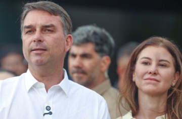 Avião com Flávio Bolsonaro e família segue para Miami