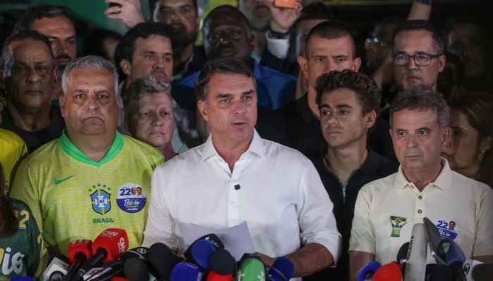 Em carta, Flávio agradece Milei e Trump por apoio para fuga